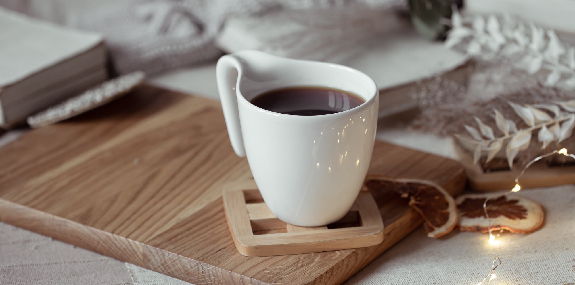 Taza de café preparada con calma sobre una mesa